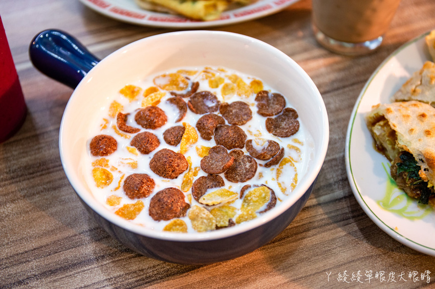 新竹竹北早午餐推薦抓飛機早安食堂！穿上學校制服，帶你乘坐時光機回到六七年級生的年代