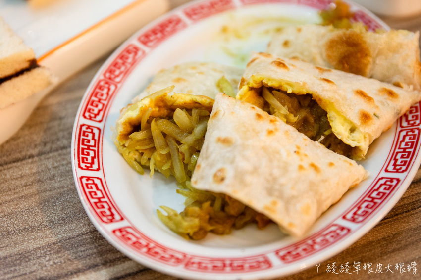 新竹竹北早午餐推薦抓飛機早安食堂！穿上學校制服，帶你乘坐時光機回到六七年級生的年代