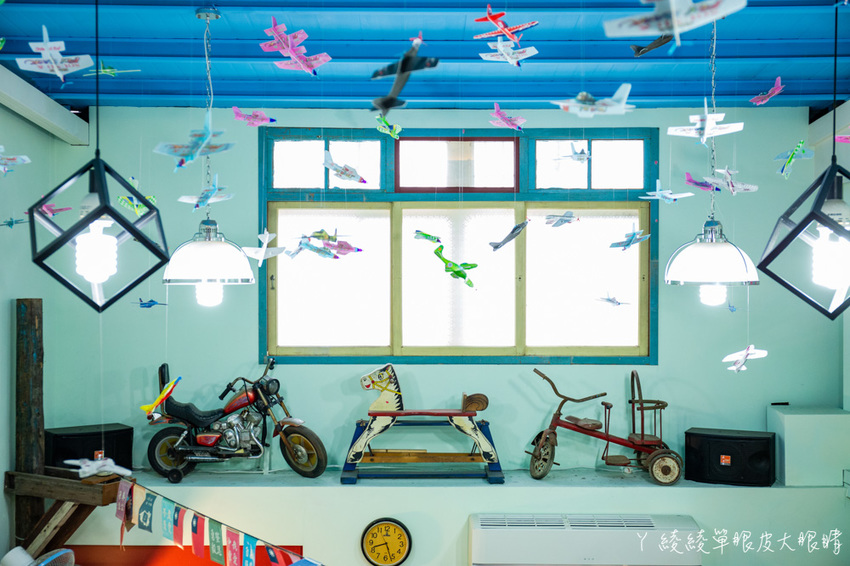 新竹竹北早午餐推薦抓飛機早安食堂！穿上學校制服，帶你乘坐時光機回到六七年級生的年代