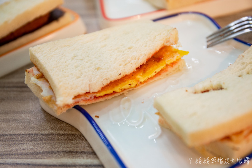 新竹竹北早午餐推薦抓飛機早安食堂！穿上學校制服，帶你乘坐時光機回到六七年級生的年代