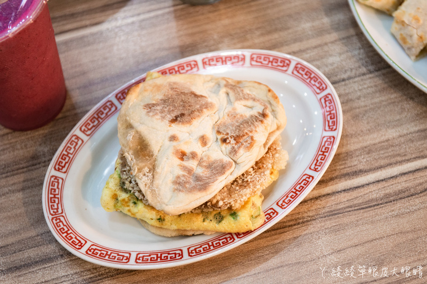 新竹竹北早午餐推薦抓飛機早安食堂！穿上學校制服，帶你乘坐時光機回到六七年級生的年代
