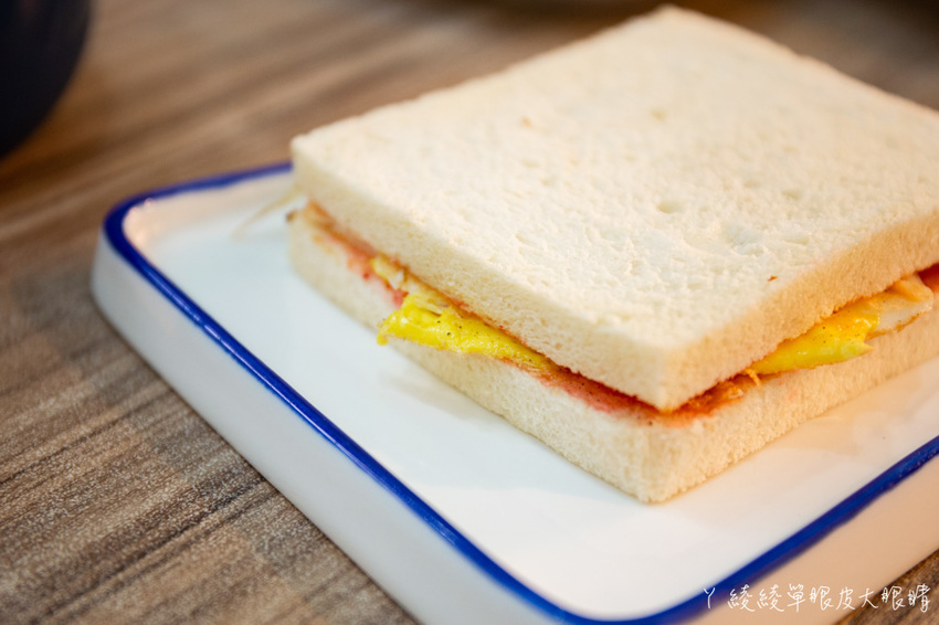 新竹竹北早午餐推薦抓飛機早安食堂！穿上學校制服，帶你乘坐時光機回到六七年級生的年代