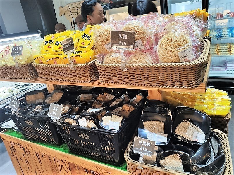 初嘛超市鍋物 八德店 有各種麵販售