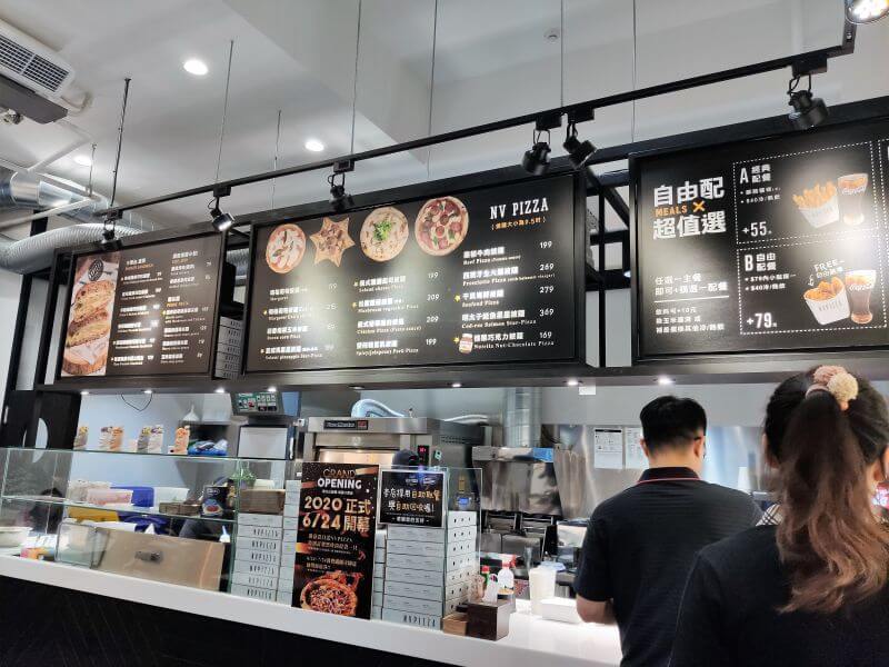 黑火山披薩 內裝