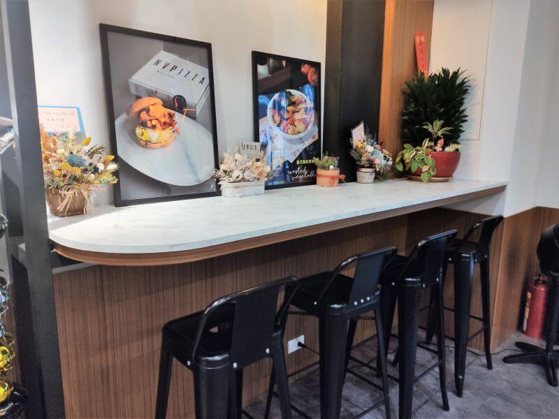 黑火山披薩 內裝