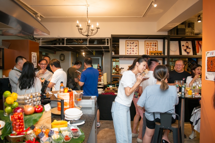 風靡全球的霹靂辣醬就在法國當代BBR～一瓶搞定所有料理。外燴專門餐廳、精品等級客製化外燴服務、時尚派對餐點、PeriPeri霹靂辣醬烤雞