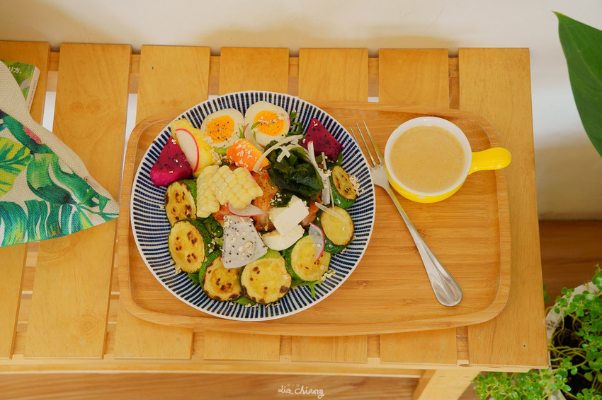 台中東區早午餐 阿飛brunch，超豐盛沙拉配上闆娘自製胡麻醬，嚴選10多種香料自製熬煮醇厚咖哩，吃完還想+1！