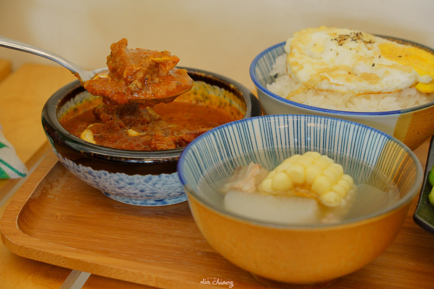 台中東區早午餐 阿飛brunch，超豐盛沙拉配上闆娘自製胡麻醬，嚴選10多種香料自製熬煮醇厚咖哩，吃完還想+1！