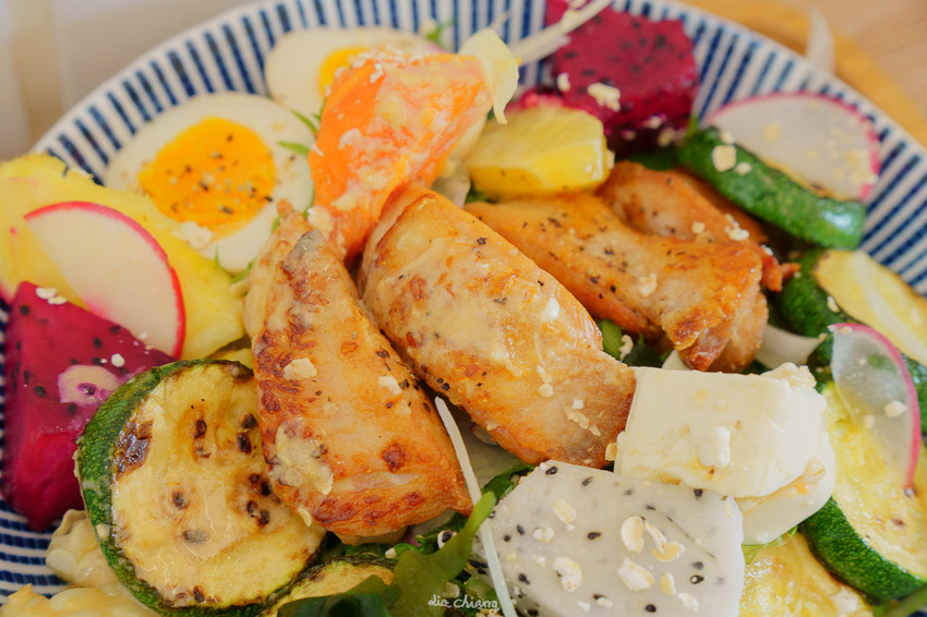 台中東區早午餐 阿飛brunch，超豐盛沙拉配上闆娘自製胡麻醬，嚴選10多種香料自製熬煮醇厚咖哩，吃完還想+1！