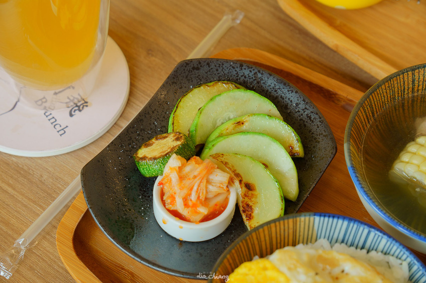 台中東區早午餐 阿飛brunch，超豐盛沙拉配上闆娘自製胡麻醬，嚴選10多種香料自製熬煮醇厚咖哩，吃完還想+1！