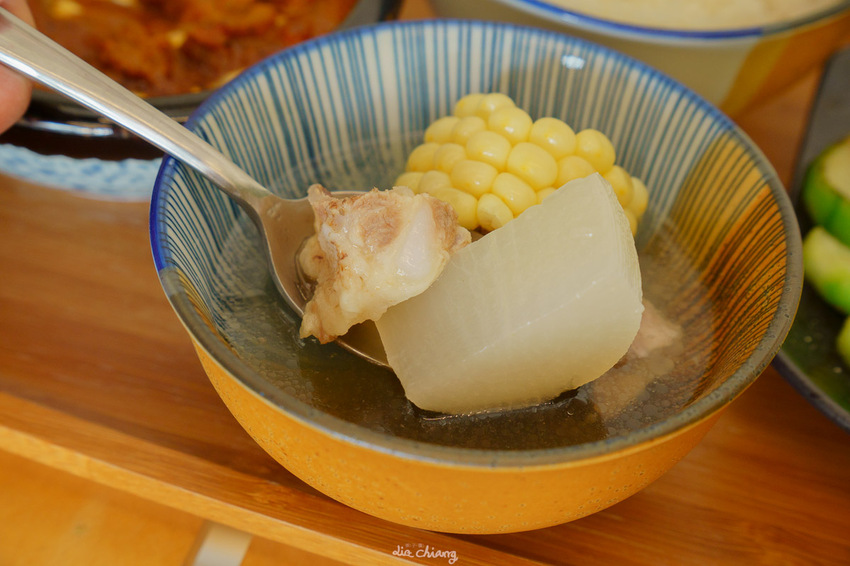 台中東區早午餐 阿飛brunch，超豐盛沙拉配上闆娘自製胡麻醬，嚴選10多種香料自製熬煮醇厚咖哩，吃完還想+1！