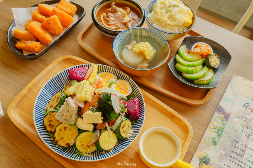 台中東區早午餐 阿飛brunch，超豐盛沙拉配上闆娘自製胡麻醬，嚴選10多種香料自製熬煮醇厚咖哩，吃完還想+1！