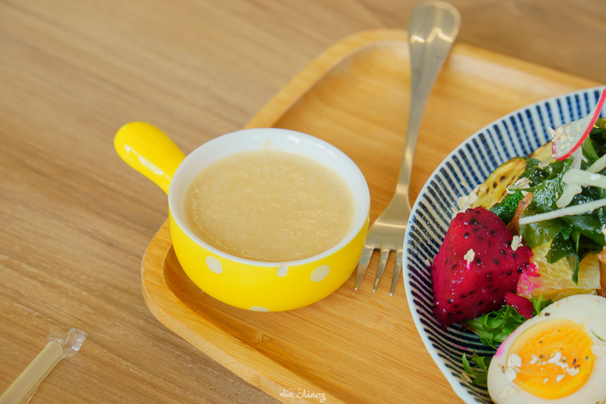 台中東區早午餐 阿飛brunch，超豐盛沙拉配上闆娘自製胡麻醬，嚴選10多種香料自製熬煮醇厚咖哩，吃完還想+1！