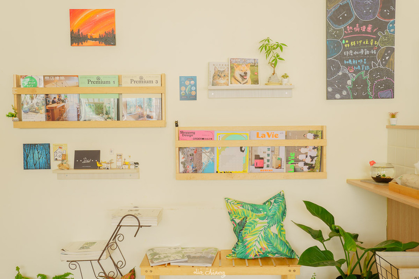 台中東區早午餐 阿飛brunch，超豐盛沙拉配上闆娘自製胡麻醬，嚴選10多種香料自製熬煮醇厚咖哩，吃完還想+1！