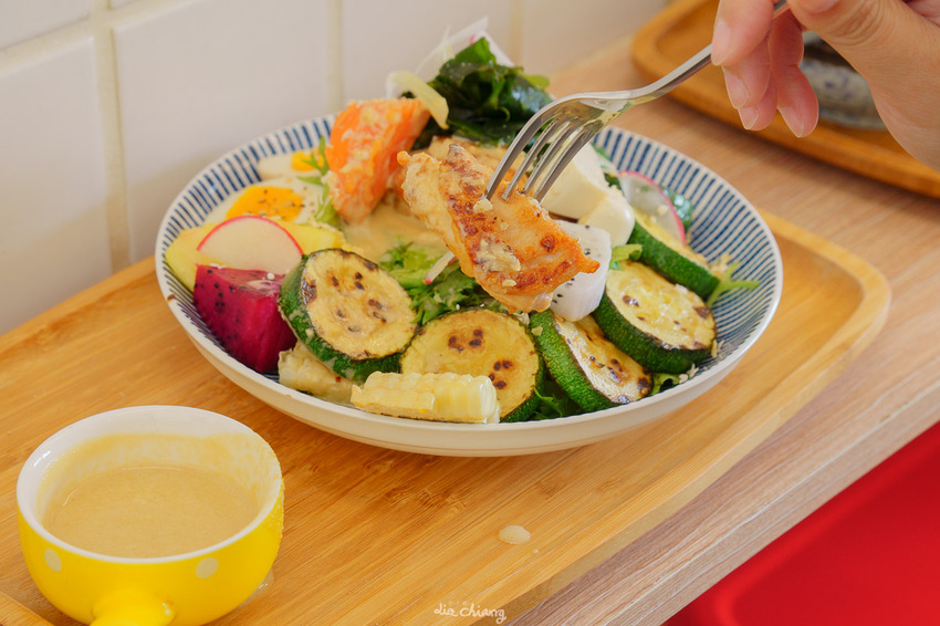 台中東區早午餐 阿飛brunch，超豐盛沙拉配上闆娘自製胡麻醬，嚴選10多種香料自製熬煮醇厚咖哩，吃完還想+1！