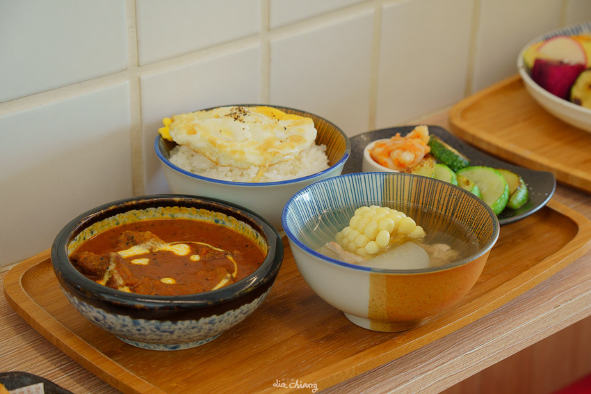 台中東區早午餐 阿飛brunch，超豐盛沙拉配上闆娘自製胡麻醬，嚴選10多種香料自製熬煮醇厚咖哩，吃完還想+1！