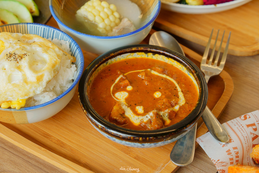 台中東區早午餐 阿飛brunch，超豐盛沙拉配上闆娘自製胡麻醬，嚴選10多種香料自製熬煮醇厚咖哩，吃完還想+1！