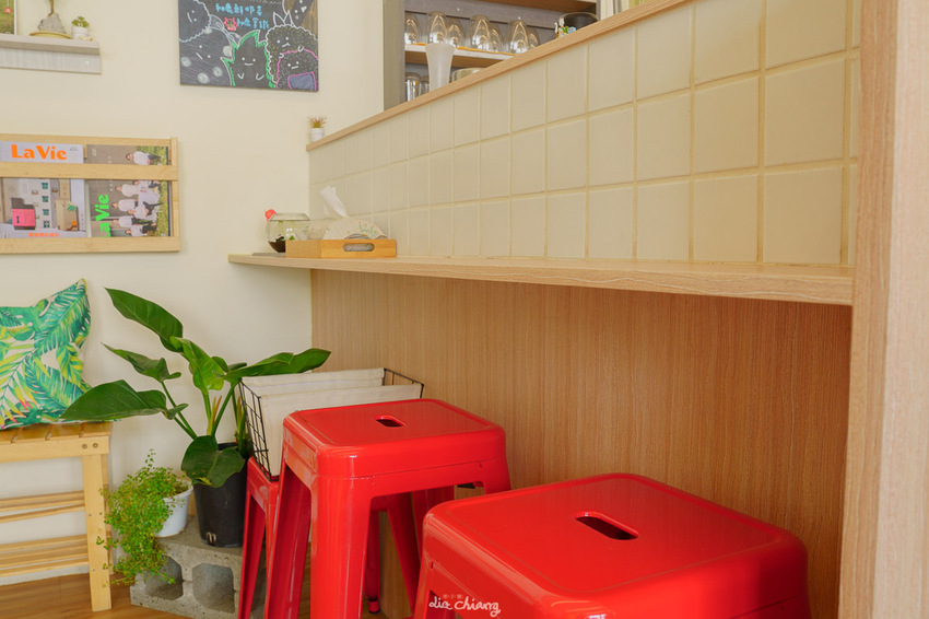 台中東區早午餐 阿飛brunch，超豐盛沙拉配上闆娘自製胡麻醬，嚴選10多種香料自製熬煮醇厚咖哩，吃完還想+1！