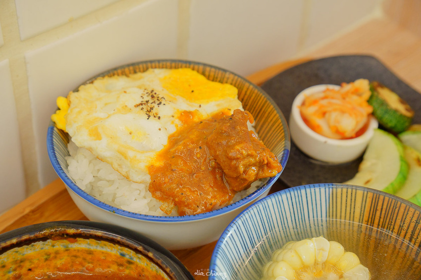 台中東區早午餐 阿飛brunch，超豐盛沙拉配上闆娘自製胡麻醬，嚴選10多種香料自製熬煮醇厚咖哩，吃完還想+1！