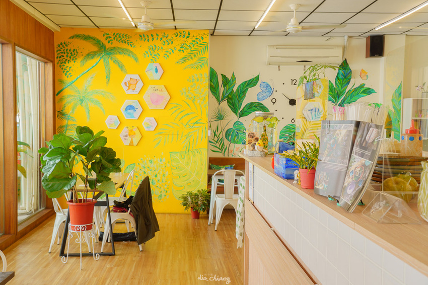 台中東區早午餐 阿飛brunch，超豐盛沙拉配上闆娘自製胡麻醬，嚴選10多種香料自製熬煮醇厚咖哩，吃完還想+1！