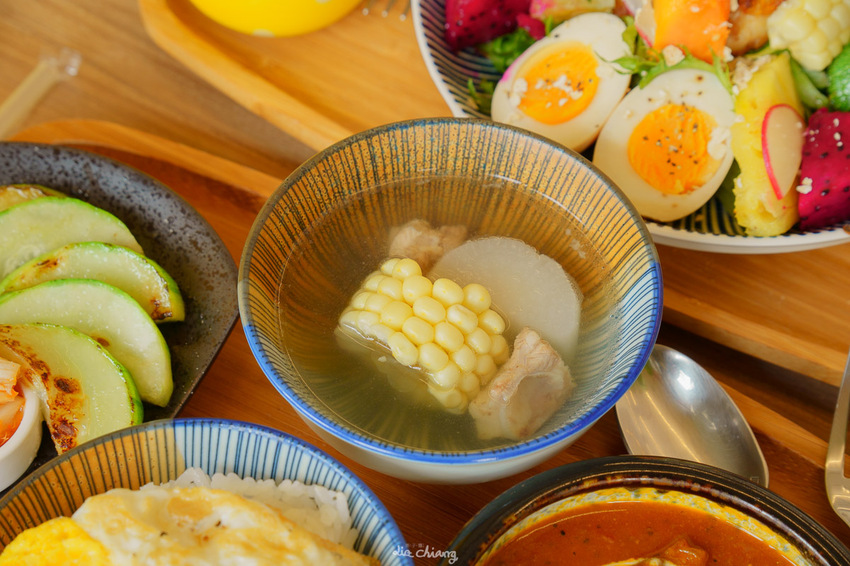 台中東區早午餐 阿飛brunch，超豐盛沙拉配上闆娘自製胡麻醬，嚴選10多種香料自製熬煮醇厚咖哩，吃完還想+1！