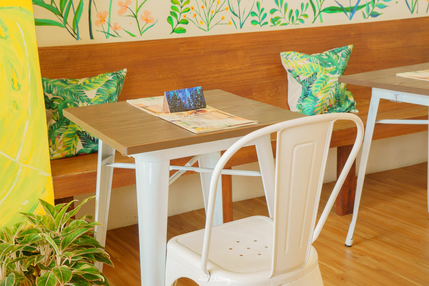 台中東區早午餐 阿飛brunch，超豐盛沙拉配上闆娘自製胡麻醬，嚴選10多種香料自製熬煮醇厚咖哩，吃完還想+1！