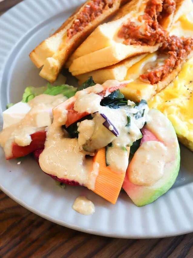 阿飛Brunch｜台中車站周邊人氣早午餐，必點流心熱壓吐司和沙拉盤。寵物友善 – 艾瑞絲的吃貨日常