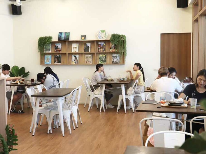 阿飛Brunch｜台中車站周邊人氣早午餐，必點流心熱壓吐司和沙拉盤。寵物友善 – 艾瑞絲的吃貨日常