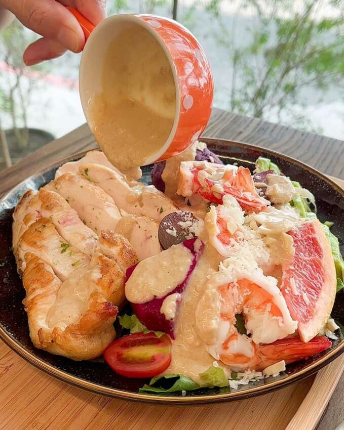 阿飛Brunch｜台中車站周邊人氣早午餐，必點流心熱壓吐司和沙拉盤。寵物友善 – 艾瑞絲的吃貨日常