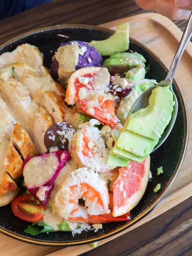 阿飛Brunch｜台中車站周邊人氣早午餐，必點流心熱壓吐司和沙拉盤。寵物友善 – 艾瑞絲的吃貨日常