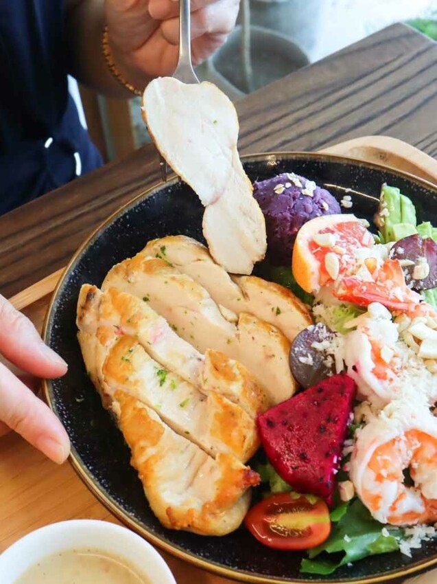 阿飛Brunch｜台中車站周邊人氣早午餐，必點流心熱壓吐司和沙拉盤。寵物友善 – 艾瑞絲的吃貨日常