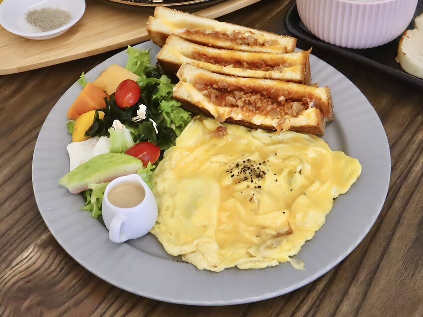 阿飛Brunch｜三訪愛店台中車站周邊人氣大份量早午餐，必點流心熱壓吐司 – 艾瑞絲的吃貨日常
