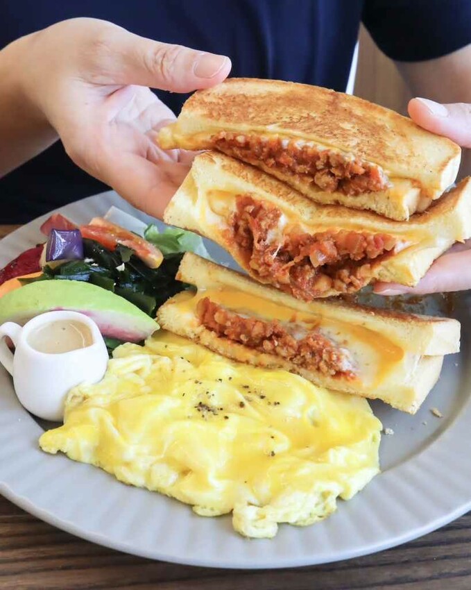 阿飛Brunch｜台中車站周邊人氣早午餐，必點流心熱壓吐司和沙拉盤。寵物友善 – 艾瑞絲的吃貨日常