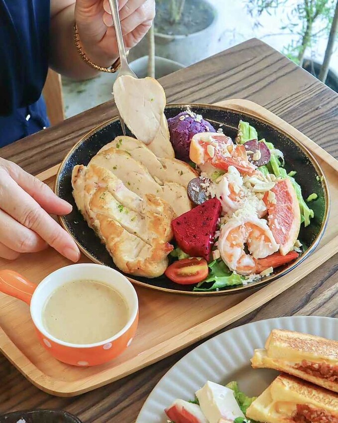 阿飛Brunch｜台中車站周邊人氣早午餐，必點流心熱壓吐司和沙拉盤。寵物友善 – 艾瑞絲的吃貨日常