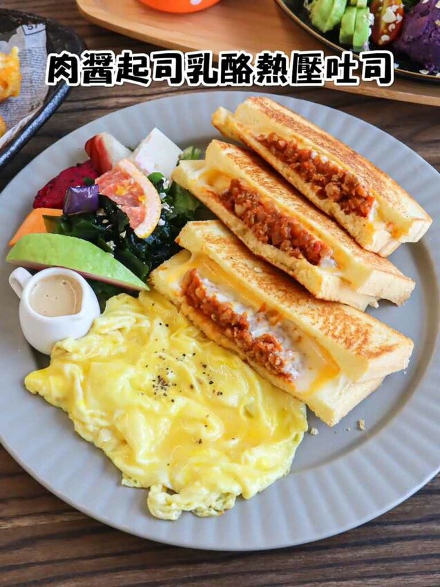 阿飛Brunch｜台中車站周邊人氣早午餐，必點流心熱壓吐司和沙拉盤。寵物友善 – 艾瑞絲的吃貨日常