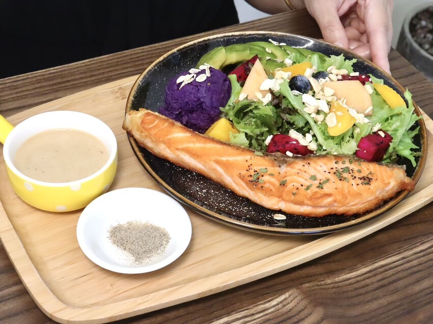 阿飛Brunch｜三訪愛店台中車站周邊人氣大份量早午餐，必點流心熱壓吐司 – 艾瑞絲的吃貨日常