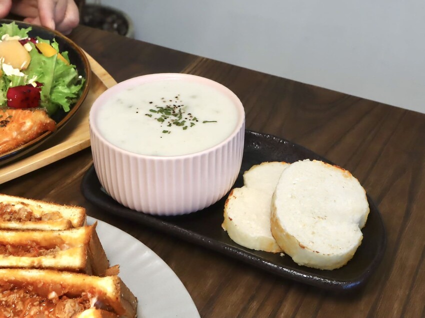 阿飛Brunch｜三訪愛店台中車站周邊人氣大份量早午餐，必點流心熱壓吐司 – 艾瑞絲的吃貨日常