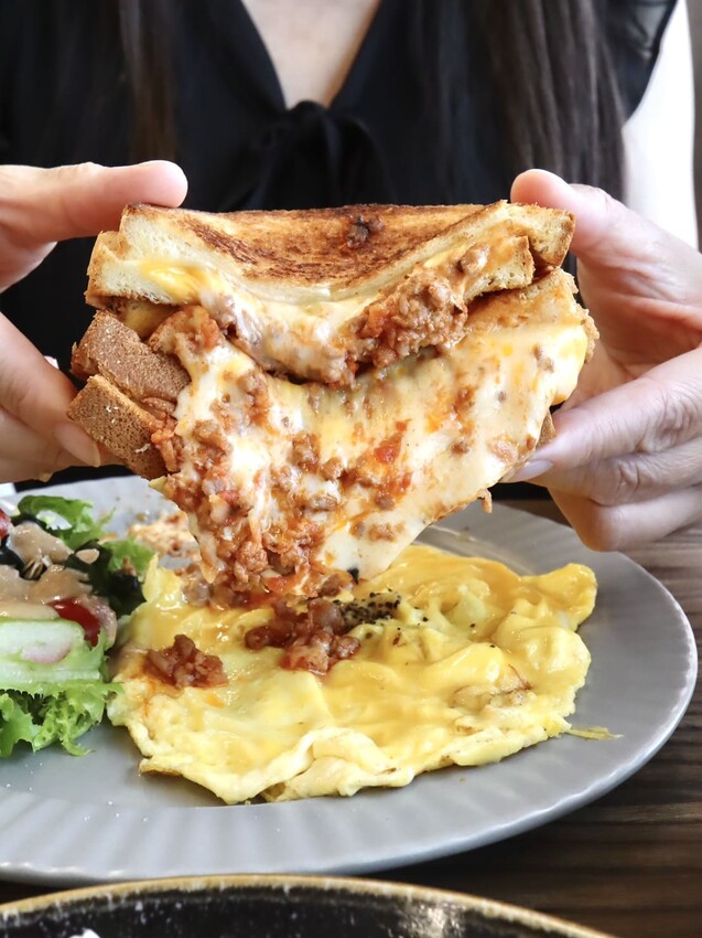阿飛Brunch｜三訪愛店台中車站周邊人氣大份量早午餐，必點流心熱壓吐司 – 艾瑞絲的吃貨日常