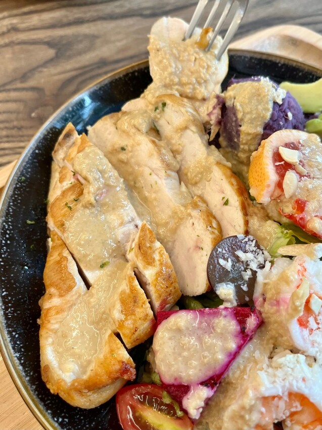 阿飛Brunch｜台中車站周邊人氣早午餐，必點流心熱壓吐司和沙拉盤。寵物友善 – 艾瑞絲的吃貨日常