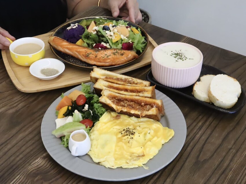 阿飛Brunch｜三訪愛店台中車站周邊人氣大份量早午餐，必點流心熱壓吐司 – 艾瑞絲的吃貨日常