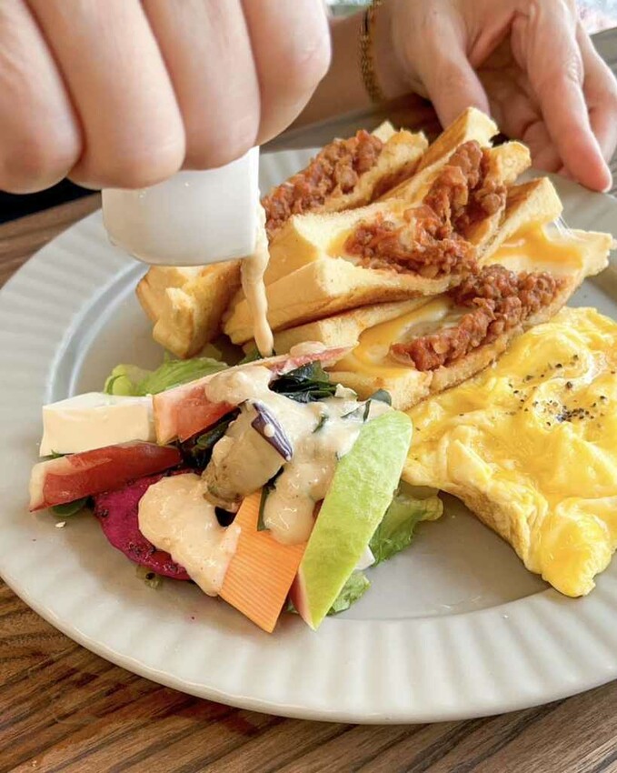 阿飛Brunch｜台中車站周邊人氣早午餐，必點流心熱壓吐司和沙拉盤。寵物友善 – 艾瑞絲的吃貨日常