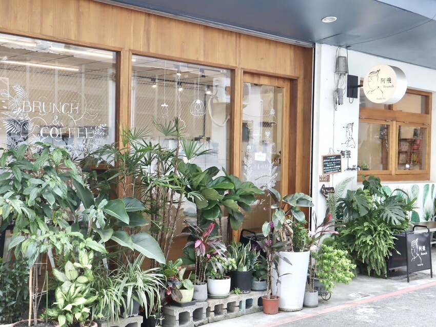 阿飛Brunch｜三訪愛店台中車站周邊人氣大份量早午餐，必點流心熱壓吐司 – 艾瑞絲的吃貨日常