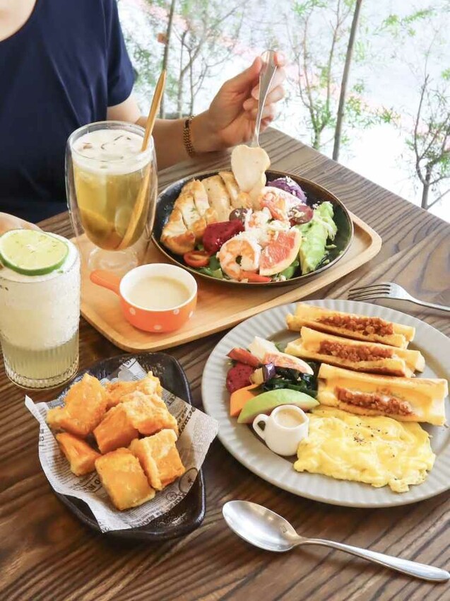 阿飛Brunch｜台中車站周邊人氣早午餐，必點流心熱壓吐司和沙拉盤。寵物友善 – 艾瑞絲的吃貨日常