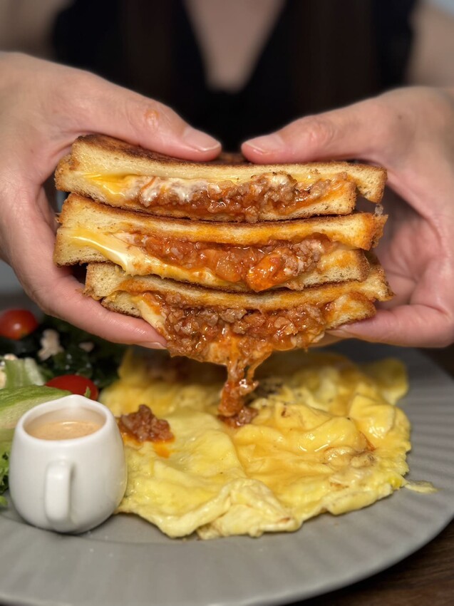 阿飛Brunch｜三訪愛店台中車站周邊人氣大份量早午餐，必點流心熱壓吐司 – 艾瑞絲的吃貨日常