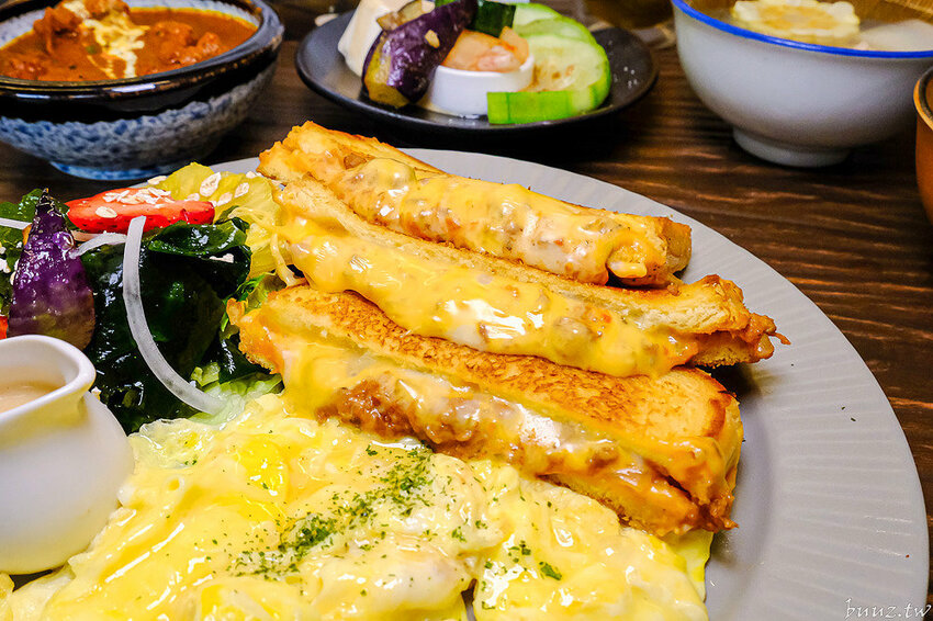 流心起司肉醬吐司，巷弄人氣早午餐，阿飛早午餐環境融入南洋風，香料燉肉辣香帶勁！
