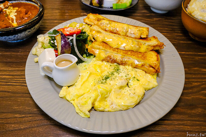 流心起司肉醬吐司，巷弄人氣早午餐，阿飛早午餐環境融入南洋風，香料燉肉辣香帶勁！