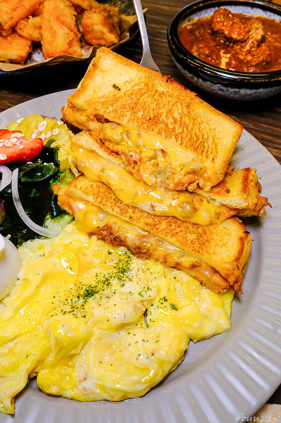 流心起司肉醬吐司，巷弄人氣早午餐，阿飛早午餐環境融入南洋風，香料燉肉辣香帶勁！