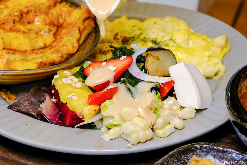 流心起司肉醬吐司，巷弄人氣早午餐，阿飛早午餐環境融入南洋風，香料燉肉辣香帶勁！