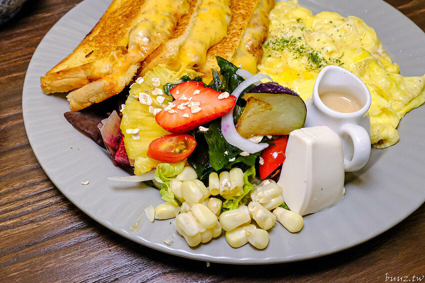 流心起司肉醬吐司，巷弄人氣早午餐，阿飛早午餐環境融入南洋風，香料燉肉辣香帶勁！