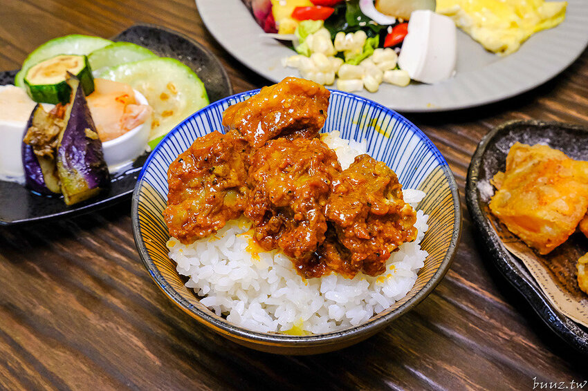 流心起司肉醬吐司，巷弄人氣早午餐，阿飛早午餐環境融入南洋風，香料燉肉辣香帶勁！